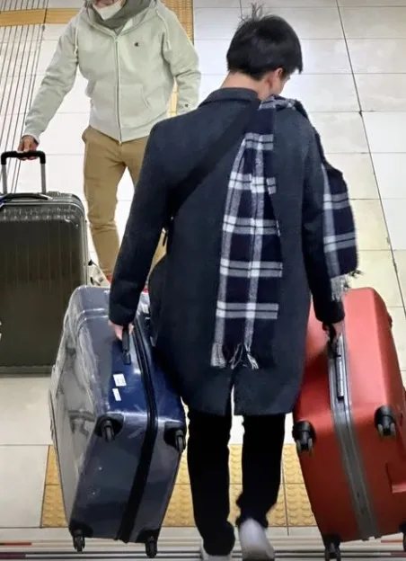 小易一次扛2個行李箱，男友力十足。翻攝蔡尚樺IG