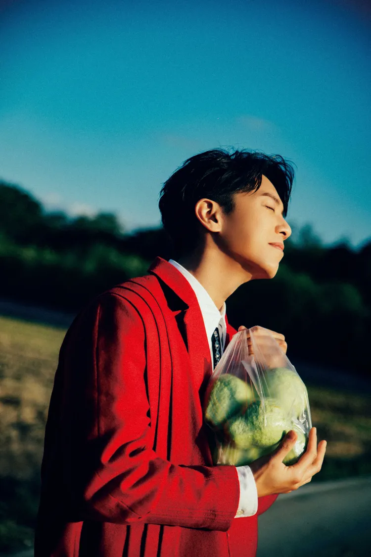 韋禮安拿著芭樂拍宣傳照。The Orchard提供