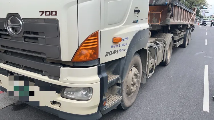 肇事的砂石車。翻攝畫面