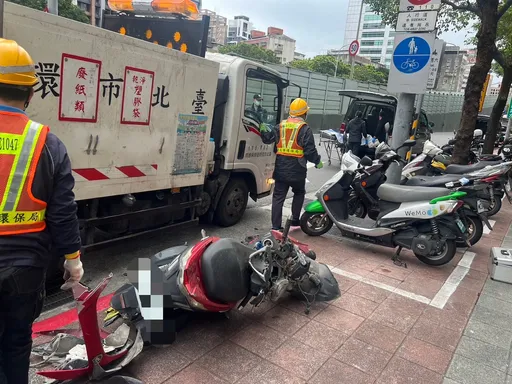 疑超車失控自撞橋墩　北市28歲女騎士慘遭砂石車輾斃