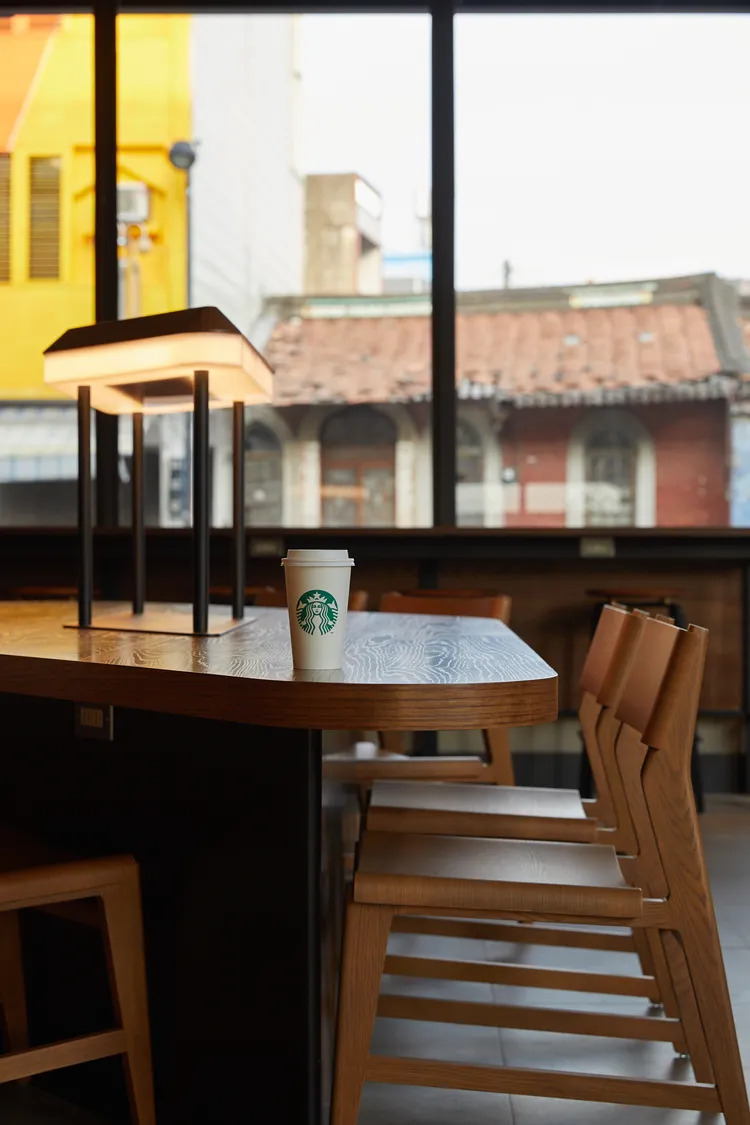 星巴克台南新化門市內景。業者提供