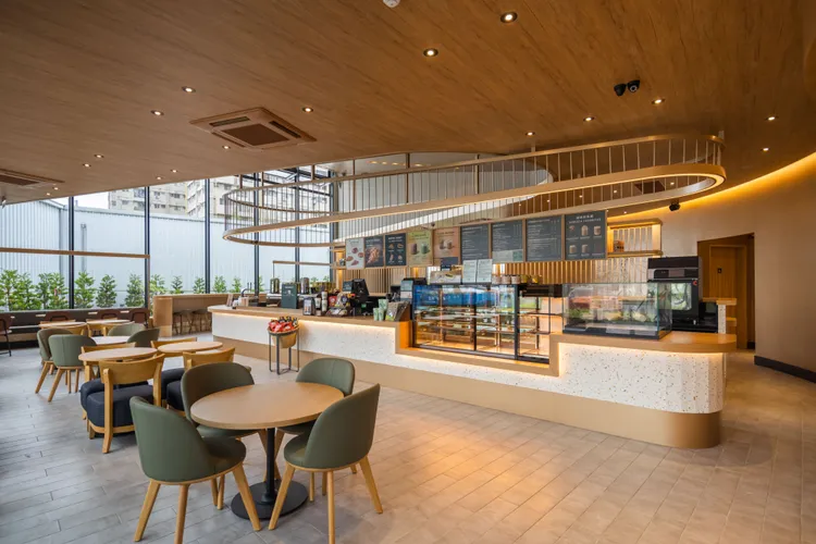 星巴克頭份中央門市內景。業者提供