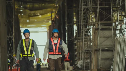 李銘順柯叔元走8層樓高鋼樑 「腿軟發抖快被吹走」佩服賣命工人