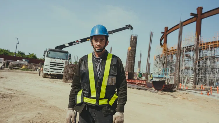 飾演電銲工人「阿欽」的柯叔元在電影版帥氣回歸。大慕影藝、華映娛樂提供 