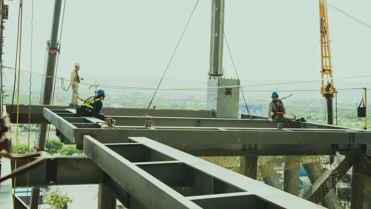 《做工的人》電影版高空拍攝上下不易，李銘順、柯叔元待在工地高處，整整被陽光曝曬2個半小時。大慕影藝、華映娛樂提供 