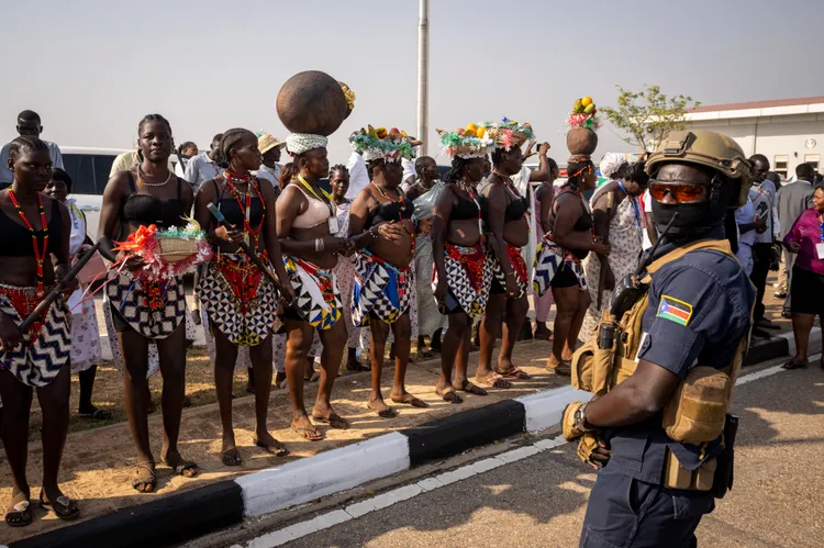 南蘇丹民眾夾道迎接教宗。美聯社