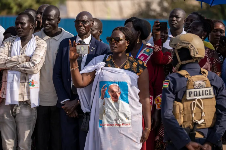 南蘇丹民眾夾道迎接教宗。美聯社