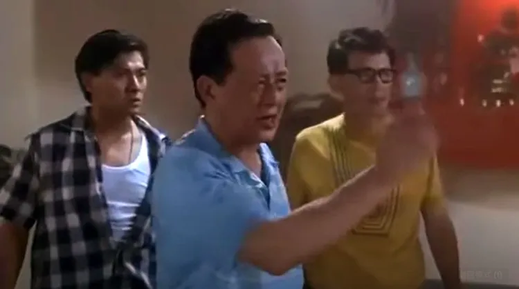 「阿叔」陳統（藍衣）對陳統說，「你能護你的狗，我也就能疼我的馬」。翻攝自YT頻道「余鐵雄」