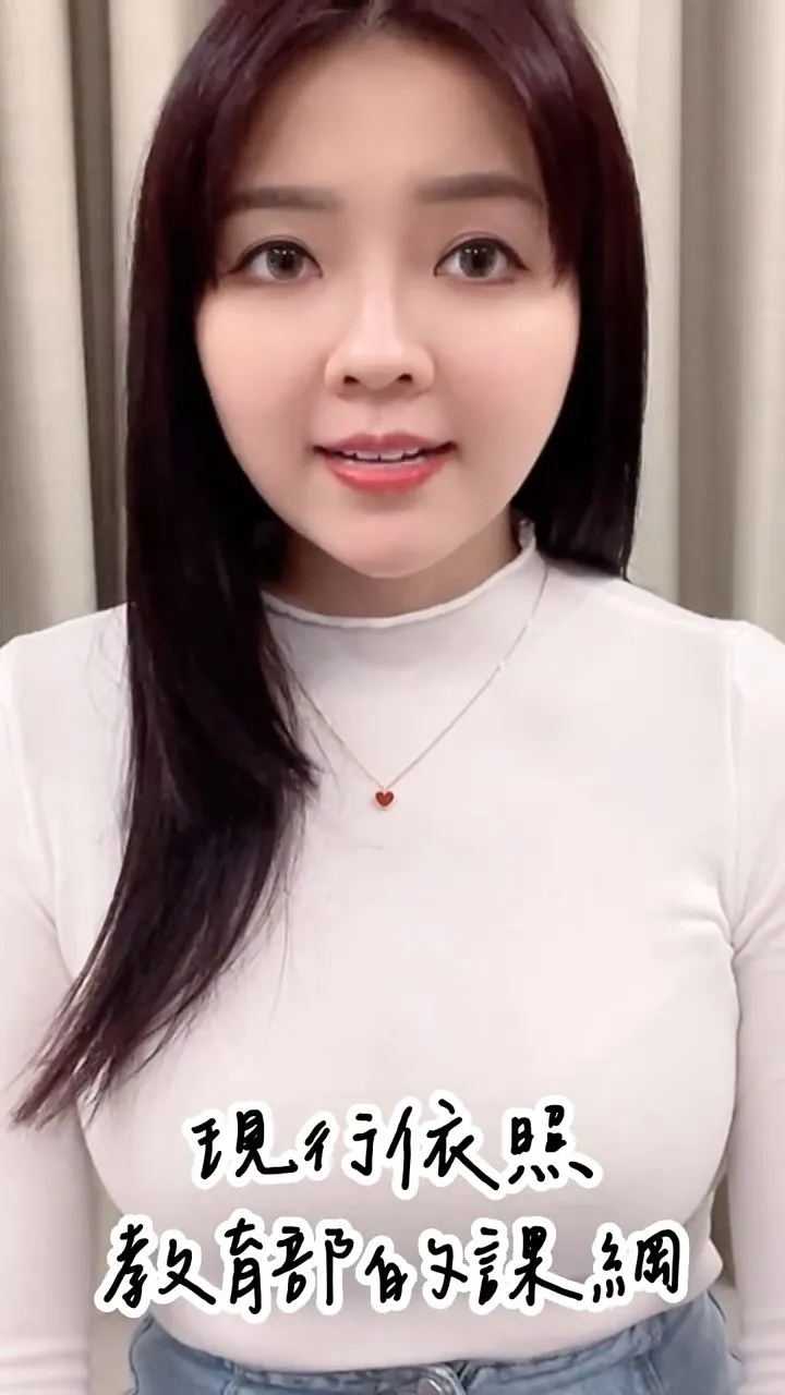 她透露其實會這樣穿是有用意，本來是想錄製提供給電視台用，怕後製單位馬賽克她胸部辛苦，才特別穿上高領服飾，非常貼心。引自Molly 翎熹臉書