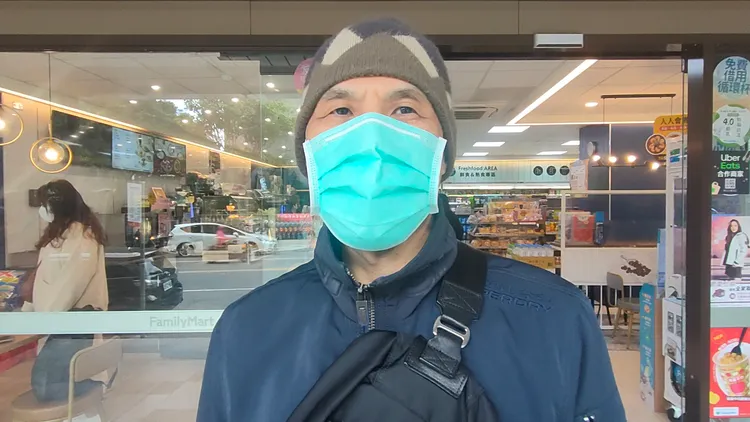 從事餐飲業的林先生表示還是會繼續戴，畢竟已經戴習慣了。黃子騰攝