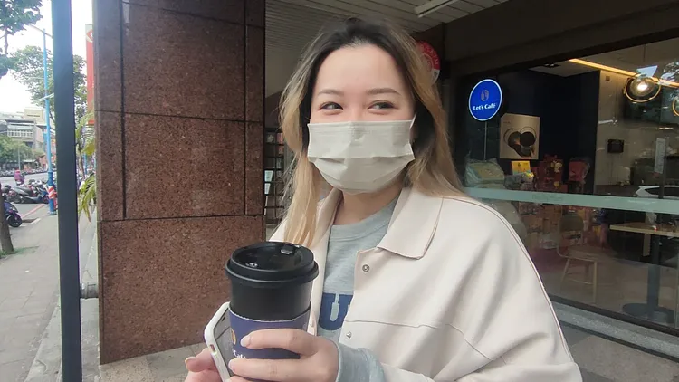 何小姐表示自己還是會繼續戴口罩，因為總會有新的病毒出現，疫情永遠不會結束，所以可能會永久戴著吧。黃子騰攝