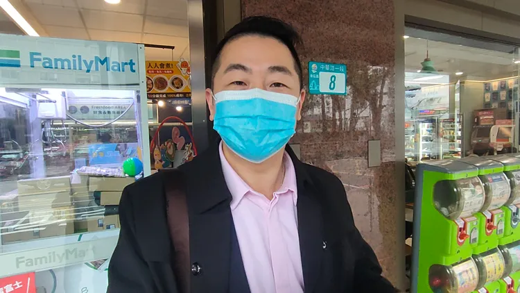 在中國工作的李先生說，戴口罩已經變成常態性的動作了，可能還要2、3個月大家習慣後才會不戴口罩。黃子騰攝