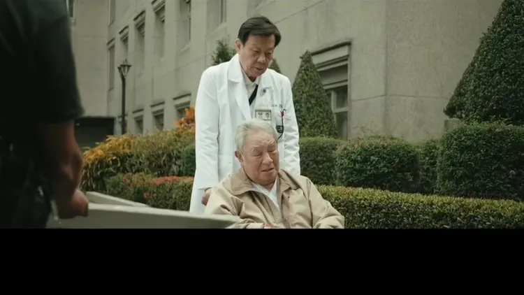 寇世勳（後）飾演丁強的醫師兒子。大愛提供