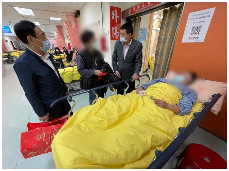 士林分局長親赴醫院探視因公受傷的同仁。翻攝畫面