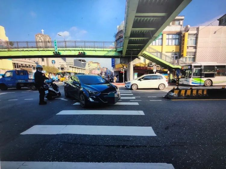 羅男駕車疑因有事現死者，不慎撞傷執勤中的警員。翻攝畫面