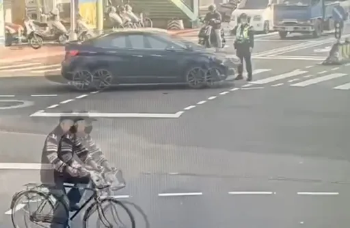 疑A柱死角擋住視線　台北男駕車不慎撞傷執勤警