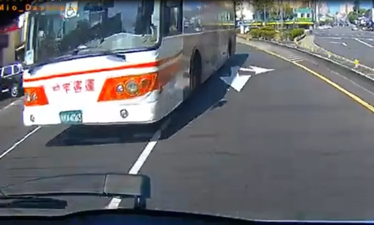 台中客運公車變換車道未打方向燈，警方將依規定發罰。翻攝youtube楊阿德