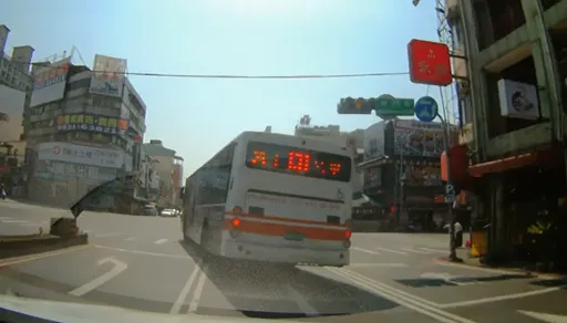 玩命關頭客運版 超扯!台中公車鬼切「螃蟹橫行」影片曝光