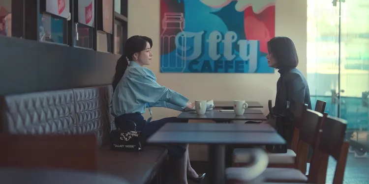 宋慧喬（右）第2部預告中拿報案單、燙傷照當面對質，林知衍大言不慚自己沒錯。翻攝Netflix