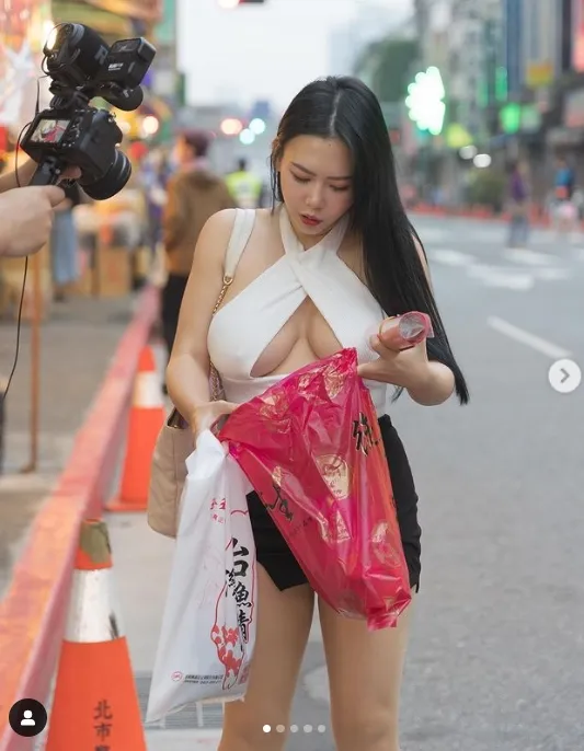 穿著吸睛。引自倪娜IG