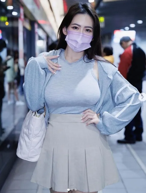 她的無罩搭北捷，曾創下熱門點閱。引自倪娜IG