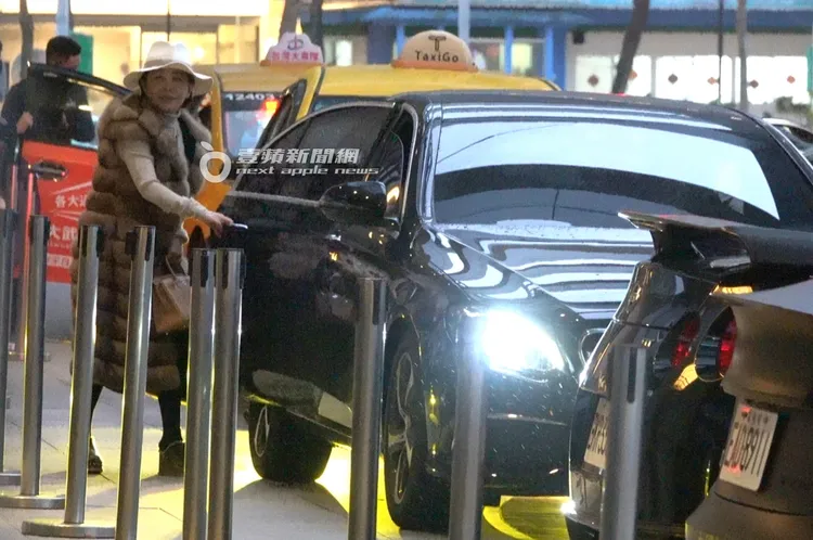 張清芳準備坐上賓士轎車。特勤中心攝