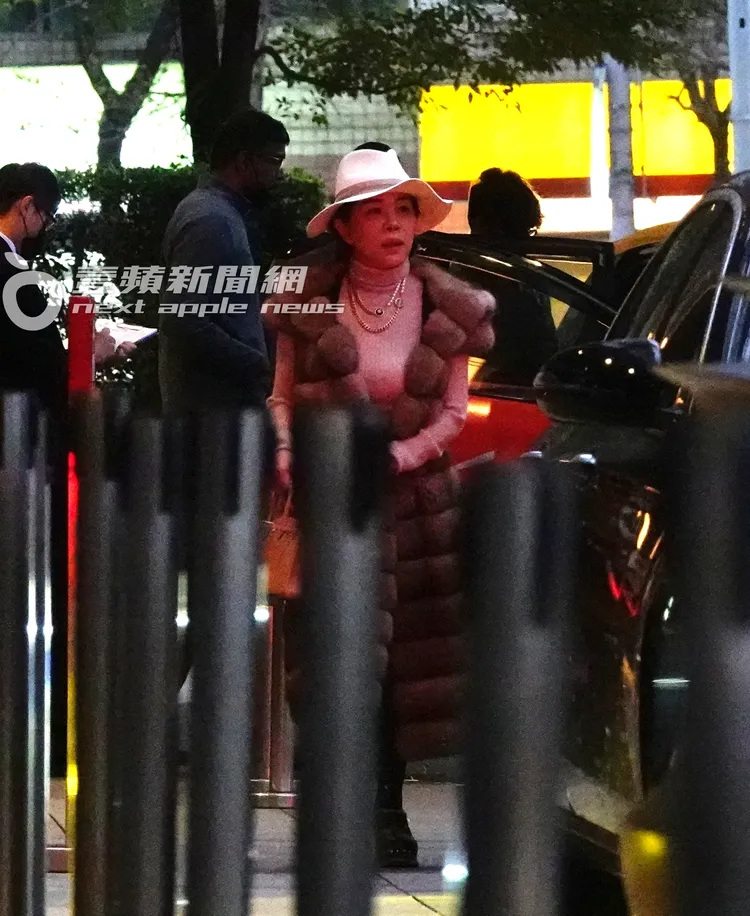 張清芳先行送友人至一旁車門，再走回來準備上車。特勤中心攝