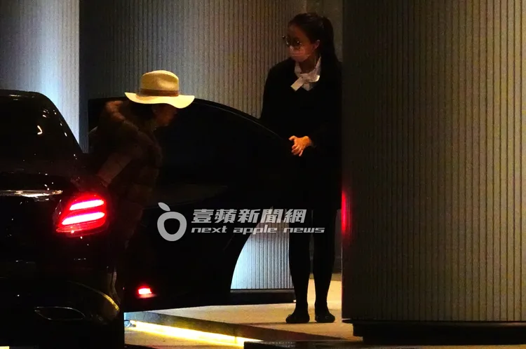 返家後，張清芳（左）選擇在正門下車，一旁有物業人員接待。特勤中心攝