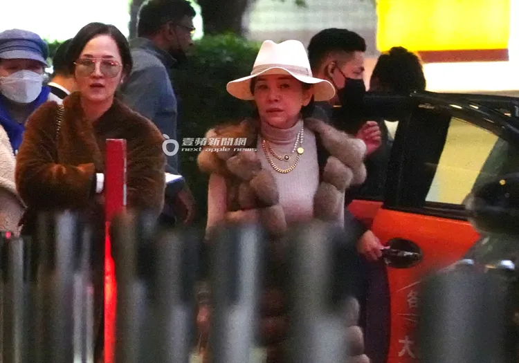 張清芳（右）與女性友人一同步出萬豪酒店。特勤中心攝