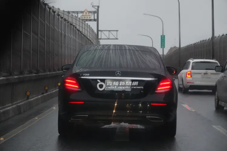 張清芳坐著269萬起的賓士E200返回信義區豪宅。特勤中心攝