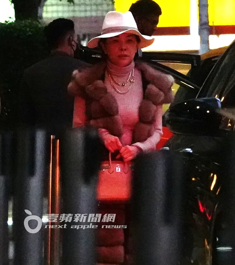 張清芳手拎名牌包、戴著白色紳士禮帽、脖子上掛著金光閃閃的珍珠項鍊、皮草背心外套點綴，一身造型相當貴氣。特勤中心攝