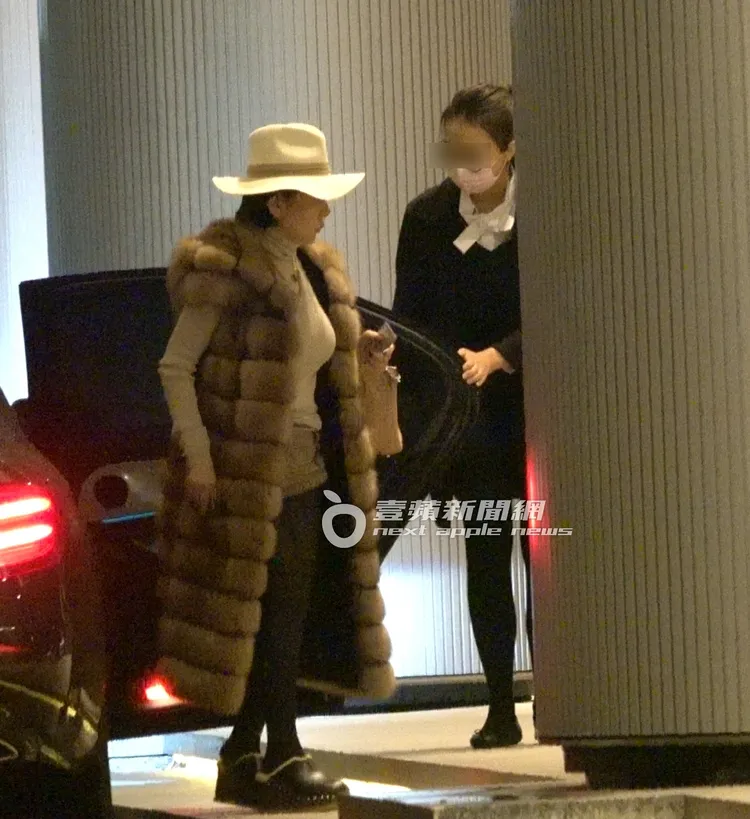 張清芳熟門熟路直接走入大廳上樓。特勤中心攝