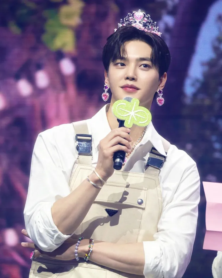 宋江戴上玩具公主珠寶，直接從「Netflix兒子」變成「Netflix家的小女兒」。翻攝dispatch_style IG