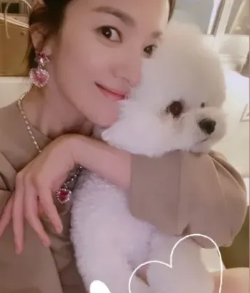 宋慧喬也曾帶上這套僅要價台幣約70元的玩具公主珠寶。翻攝kyo1122 IG