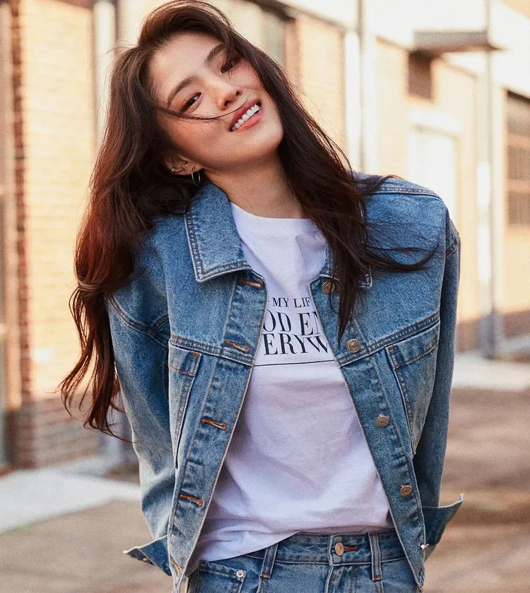 宋江扮公主的美樣，被稱很像與他傳過緋聞的女星韓素希。翻攝xeesoxee IG