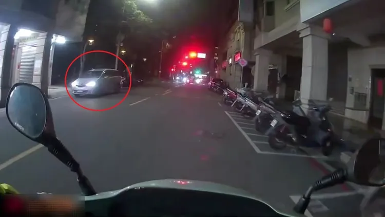 警方發現違停車輛(紅圈處)上前盤查。蘆洲警分局提供