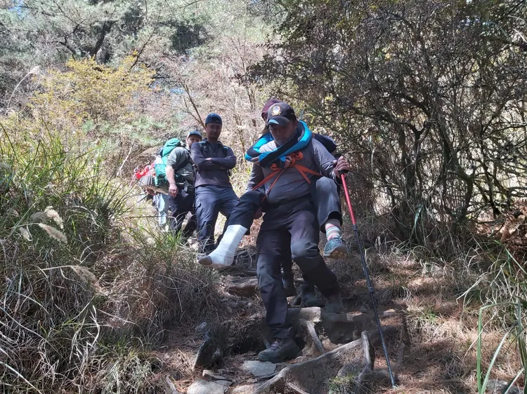 揹負過程路徑崎嶇不平且陡峭。民眾提供