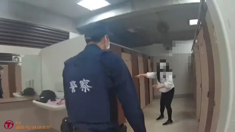 警方趕抵公廁，女童母親趕緊向警方說明。中和警分局提供