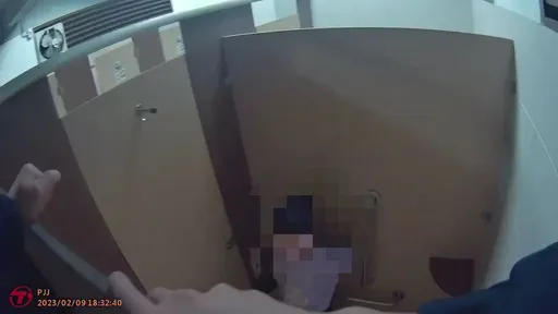 公廁門鎖故障7歲女童受困 中和警攀牆遞椅成功救援