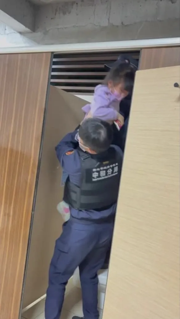 警員將女童抱出脫困。翻攝自臉書社團我是永和人