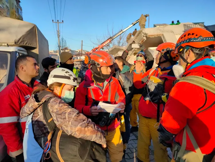 台灣搜救隊員奮力找尋生還者。翻攝畫面