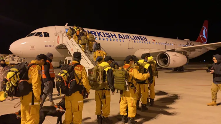 台灣搜救隊員搭機返台。翻攝畫面