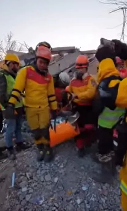 台灣搜救隊員救出第二名受困的女子。翻攝畫面