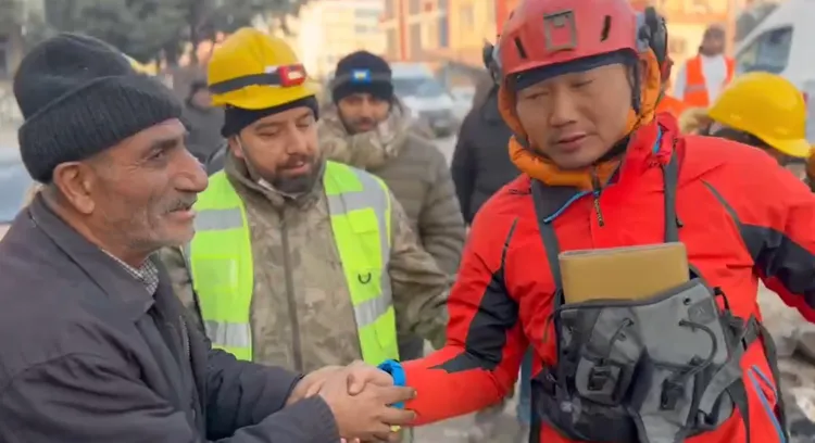 受困女子的父親感激台灣搜救隊，並一一向隊員們握手答謝。翻攝畫面