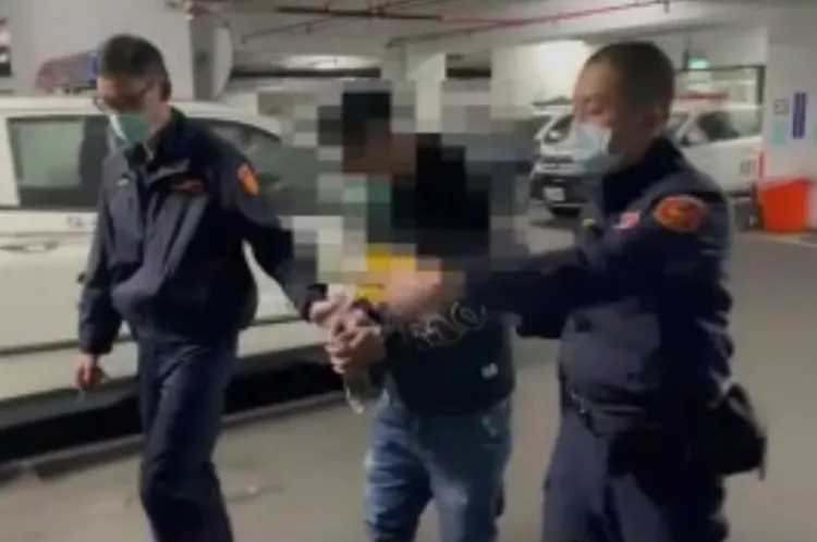 警方將他解送歸案。翻攝畫面