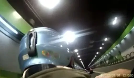 通缉犯遇盘查拔腿狂奔　警拦了就上！热心骑士带他追捕逮人