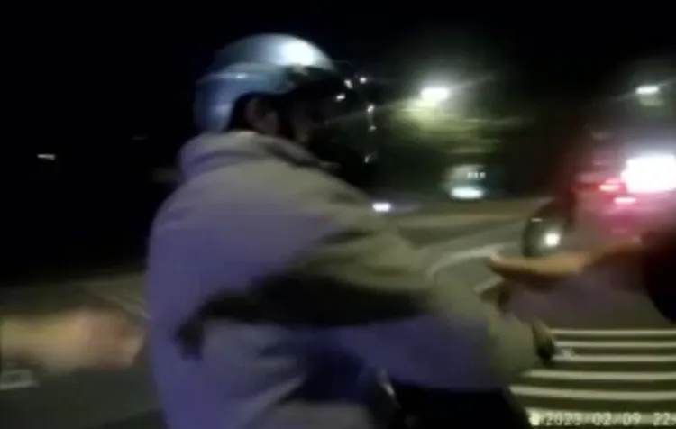 警方攔下路邊騎士求助。翻攝畫面