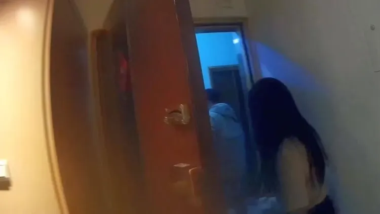 警方尾隨尋芳客上門。翻攝畫面