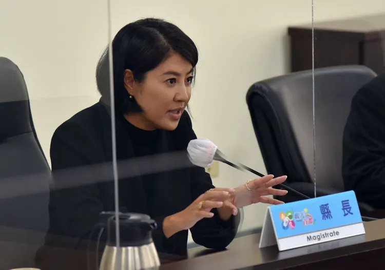 南投縣長許淑華呼籲教育局，針對代理教師應依據各縣市財政級距提供補助，減輕地方負擔。南投縣政府提供