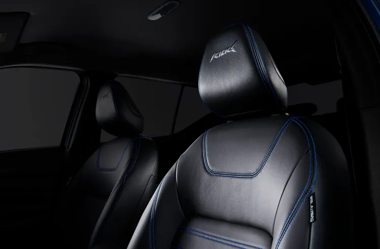 Kicks潮流版車內配備潮藍內裝，包含潮藍3D紓壓皮椅、潮藍絨毛腳踏墊及精裝壓印頭枕等。原廠照片